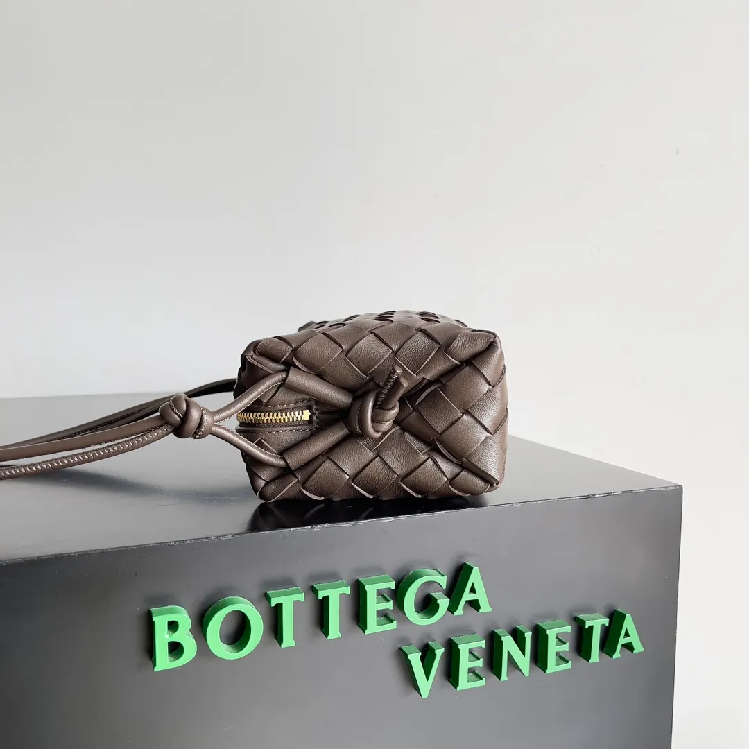 Batch 1560 New version and new color (third generation) 𝗕𝗼𝘁𝘁𝗲𝗴𝗮 𝗩𝗲𝗻𝗲𝘁𝗮———— The latest version of the loop camera bag💥 at the BV King of Cost-Effectiveness counter, large woven texture➕As always, ultra-high-quality lambskin, with zippers and adjustable drawstrings, it is especially suitable for the belly💫It can fit anything, and it is very light in weight. It is suitable for girls of all ages. Size: 17*10*6cm Style number: 723547
